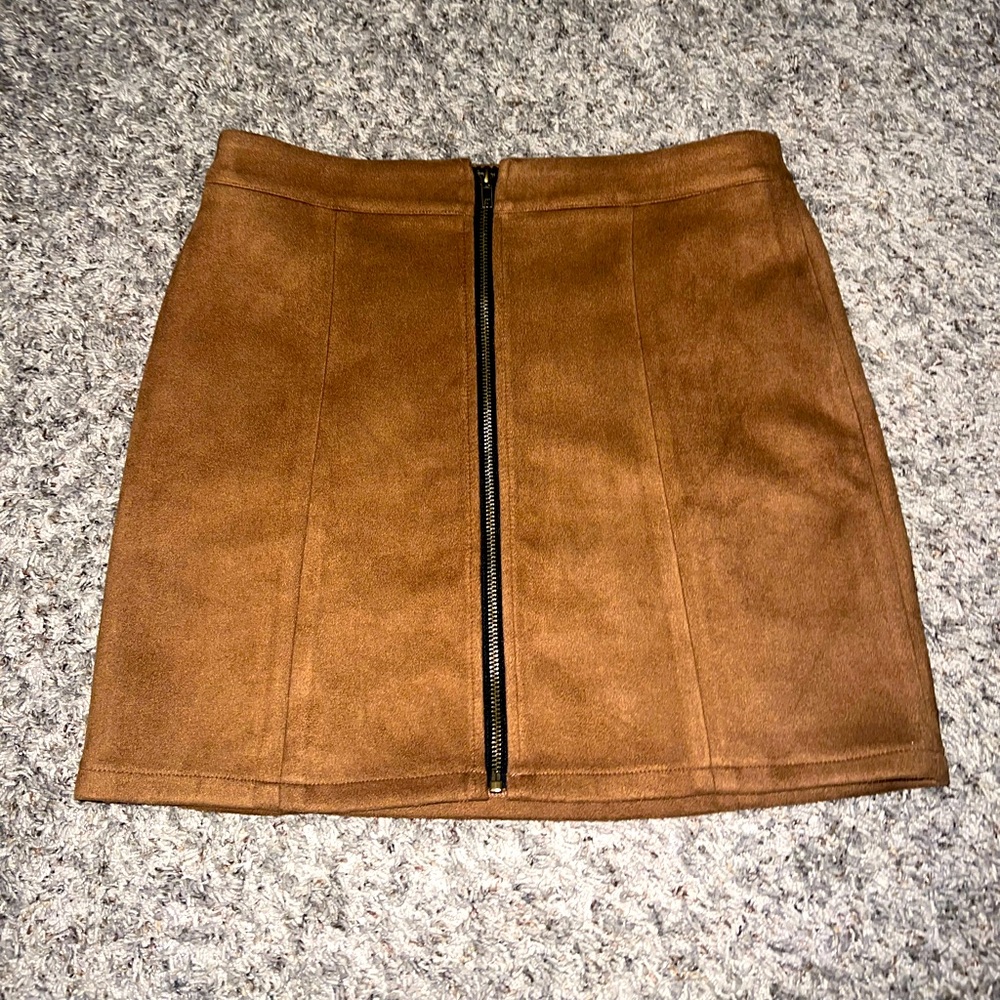 Women’s Anna Grace Faux Suede Zip Front Skirt. Size Large.